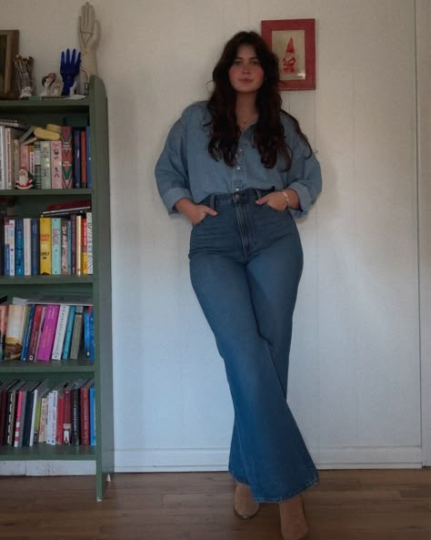 having a very merry denim on denim christmas ✌️ Plus Size Boho Winter Outfits, Winter Outfit Inspo Plus Size, Midsize Classy Outfits, Midsize Christmas Outfit, Style Inspiration Mid Size, Midsize Fitness, Winter Curvy Outfits, Mid Size Outfits Winter, Curvy Body Outfits