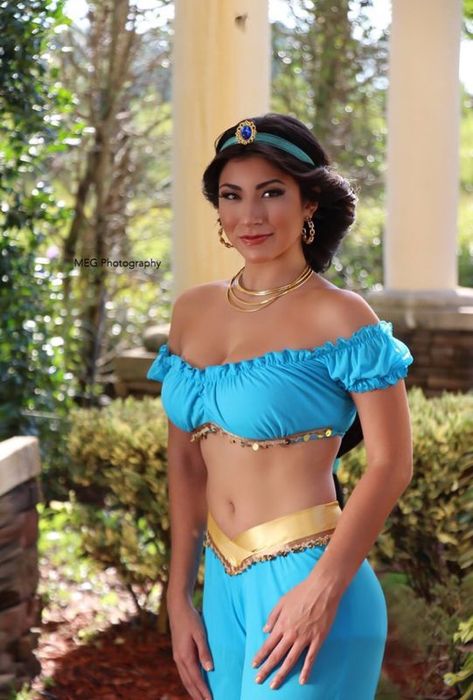 Aladdin Real Life, Princess Jasmine Disney, Boutique Lighting, Real Life Princesses, Disney Princess Jasmine, What A Beautiful Day, Hair Techniques, Dress Gallery, Disney Cosplay