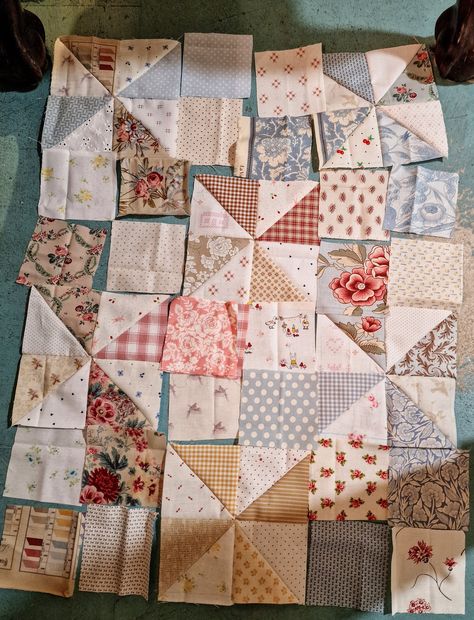 Farmhouse Patchwork Quilt, Random Patchwork Quilt, Diy Quilt Blanket, Patch Work Pattern, Learn How To Quilt For Beginners, Easy Quilts For Beginners Simple, Quilting Projects For Beginners, Quilting Aesthetic, Aesthetic Quilts