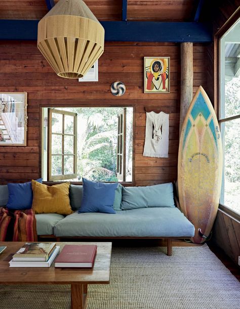 Tropical Cabin Interior, Surf Shack Interior Coastal Style, Mid Century Surf Shack, Camp Interior Design, Funky Cabin, Surfer Living Room, Surf Interior Design, Surf Living Room, Retro Eclectic Decor