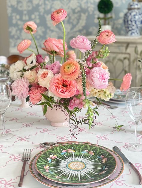 Rose Bow Tablecloths by Diga LInda Large Rose Arrangements, Pink Floral Tablescape, Pink And Green Wedding Table Setting, Pink Floral Arrangements Wedding, Tea Pot Flower Arrangements, Pink Flower Arrangements Wedding, Timeless Wedding Flowers, Tea Party Flowers, Whimsical Centerpieces