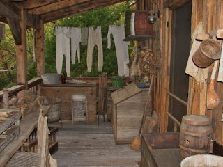 The Old Tattered Flag: A primitive homestead tour..... Tattered Flag, Porch Sitting, Antique Booth, Booth Displays, Prayer Group, Primitive Homes, Country Porch, Prim Decor, Primitive Furniture