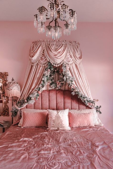 Princess Bedroom Ideas For Women, Pink Victorian Bedroom, Glam Chic Bedroom, Princess Headboard, Sunshine Bedroom, Pink Christmas Bedroom, Pink Princess Room, Baroque Bedroom, Princess Bedrooms