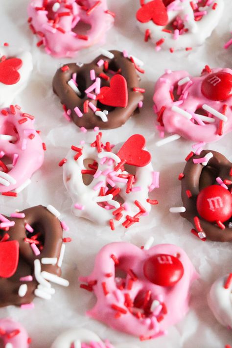 Valentine's Day Chocolate Pretzels Valentines Pretzels Ideas, Valentine's Desserts For Kids, Chocolate Dipped Pretzels Valentines, Valentine Chocolate Covered Pretzels, Chocolate Valentines Desserts, Valentine Pretzel Treats, Chocolate Covered Pretzels Valentines, Valentine's Deserts, Valentines Chocolate Ideas