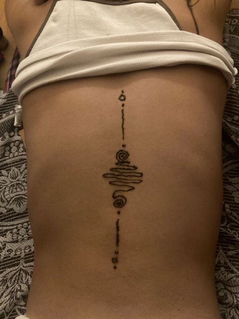 Henna Spirals on her back Night creativity india hippie mandala Henna Hip Designs, Back Henna Design, Back Tattoos Easy, Henna Summer Tattoos, Spiral Back Tattoo, Henna Tattoo Chest, Henna Chest Design, Indie Henna, Hippie Spine Tattoo