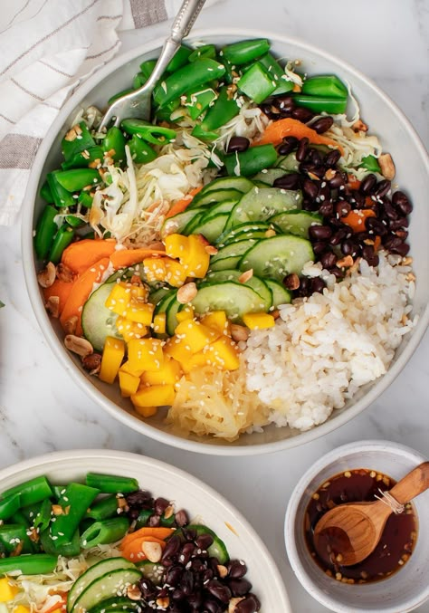 Mango Black Bean Ginger Rice Bowls - a healthy, veggie-packed weeknight dinner! Fresh veggies accented with mango, basil, pickled ginger, and spicy tamari-lime dressing make this bowl delicious and satisfying. | Love and Lemons #mealprep #lunch #healthyrecipes Healthy Recipes Vegetables, Summer Rice, Mealprep Lunch, Crispy Vegetables, Ginger Rice, Bean Rice, Dinner Fresh, Healthy Veggie, Rice Bowls Recipes