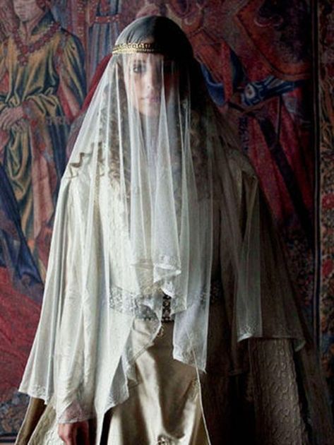 Isabella Of Castile, Medieval Woman, Bill Gates, Medieval Fantasy, Fantasy Fashion, Historical Clothing, Historical Fashion, Character Inspiration, Veil