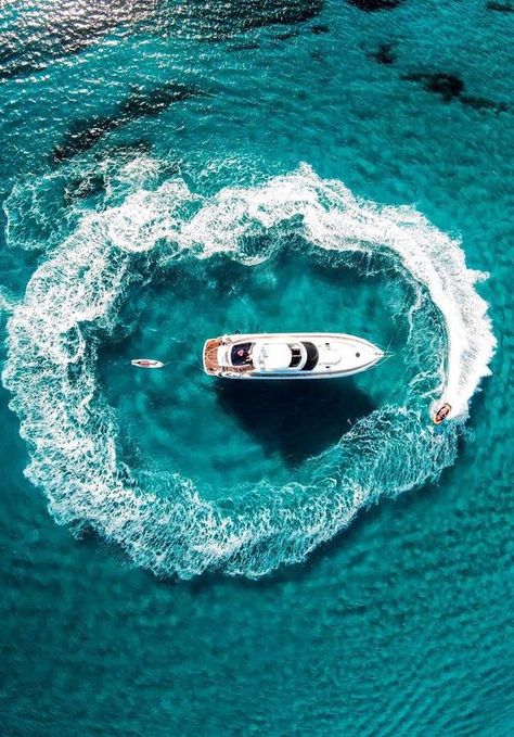 yacht from above, floating in shallow crystal clear blue water. Circled by a jet ski and a paddle board afloat from the stern. Boat Photoshoot, Yacht Aesthetic, Tourism Design, Aesthetic Dinner, Best Yachts, Kayak Boats, Yacht Interior, Photo Website, Yacht For Sale