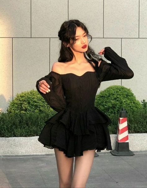 First Date Outfit Dress, Short Black Dress Outfit, Black Dress Outfit Party, Fest Outfits, Gaun Fashion, Dress Party Night, Black Dress Outfits, Korean Fashion Dress, Dress Aesthetic