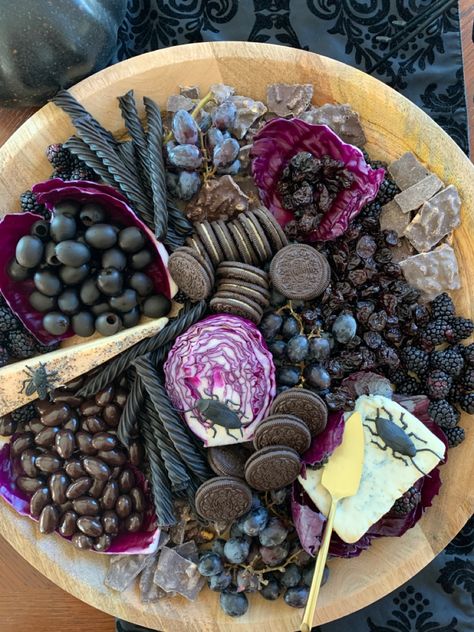 Dark Charcuterie Board Ideas, Black Party Food Snacks, Dark Halloween Food, Black Halloween Snacks, Black Food For Halloween, Dark Cheese Board, Skeleton Party Platter, Witchy Themed Food, Black Halloween Food Ideas