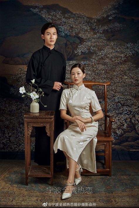 Chinese Family Photoshoot, Chinese Prewedding Photoshoot, Chinese Family Photography, Chinese Couple Photoshoot, Sangjit Photoshoot, Chinese Wedding Photoshoot, Chinese Prewedding, Old Shanghai Style, Chinese Wedding Photos