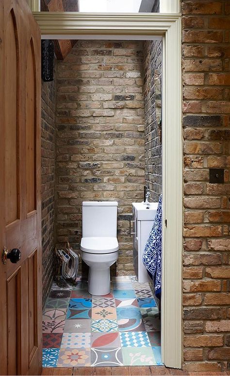 Small rustic bathroom with brick walls and skylight #modernmansionbedroom Small Rustic Bathrooms, Small Rustic Bathroom, Brick Bathroom, Small Farmhouse Bathroom, Bathroom Redecorating, Ideas Baños, Farmhouse Bathroom Design, Redecorating Ideas, Rustic Bathroom Designs