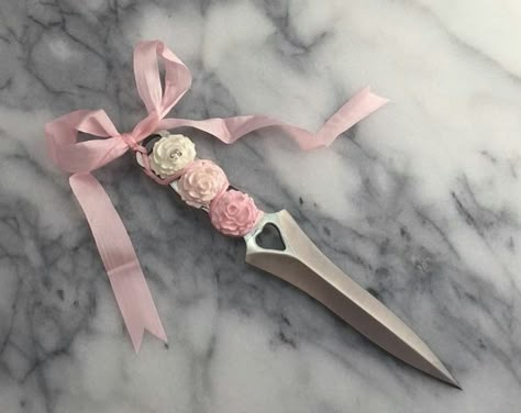 Knife Aesthetic, Creepy Cute Fashion, Pastel Punk, Pretty Knives, Fleurs Diy, Yami Kawaii, Knife Collection, Kawaii Accessories, Cool Knives