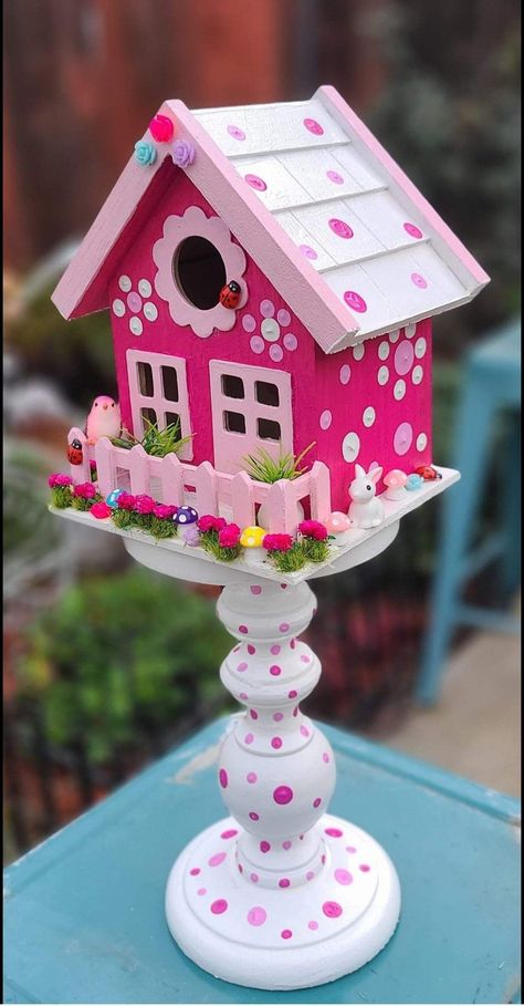 Bird Cage Decoration Ideas, Decorated Bird Houses, Cute Birdhouse Painting Ideas, Bird Houses Diy Painted, Painted Birdhouses Ideas, Painting Birdhouses Ideas Simple, Painted Bird Houses Ideas, Bird House Painting Ideas, Birdhouse Painting Ideas