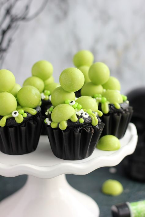 Witch's Cauldron Cupcakes - Baking with Blondie Cauldron Dessert Ideas, Witches Cauldron Cupcakes, Brownie Witches Cauldron, Witches Brew Cupcakes, Hallowe’en Cupcakes, Dark Chocolate Cake Recipes, Cauldron Cake, Green Cupcakes, Wilton Candy Melts