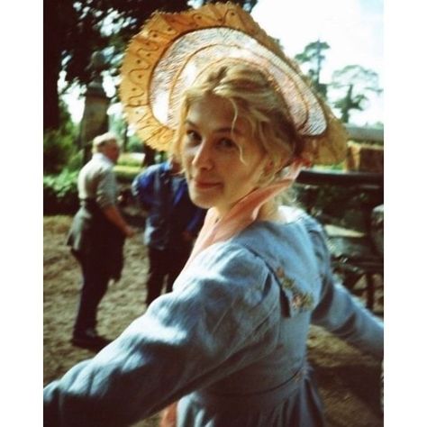 Historical Romance Addict on Instagram: “Rosamund Pike as beautiful Jane on the set of Pride and Prejudice (2005) 😍 “Filming Pride and Prejudice (2005) was a joy and made for one…” Sense And Sensibility 2008, Jane Bennett, Emma 2020, Pride And Prejudice 2005, Sense And Sensibility, Rosamund Pike, Historical Romance, Behind The Scenes, Sense