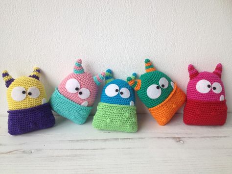 Haakpatroon Monstervriendje, lees meer over dit patroon op Haakinformatie.nl Monster H, Crochet Monsters, Knitting Patterns Toys, Crochet Amigurumi Free Patterns, Crochet Instructions, Crochet Baby Patterns, Crochet For Kids, Crochet Patterns Amigurumi, Crochet Dolls