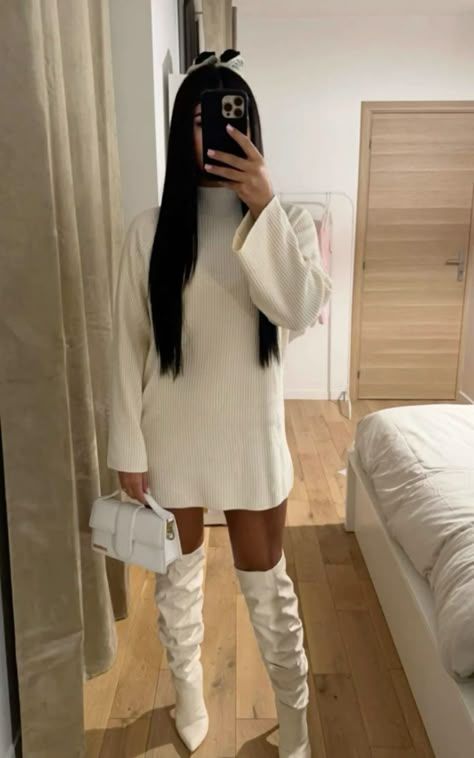 All White Outfit Winter, Creme Outfit, Fall Outfits Ideas, Winter Mode Outfits, Sweater Dress Long, Knitted Sweater Dress, Chique Outfit, Dresses Winter, Winter Turtleneck