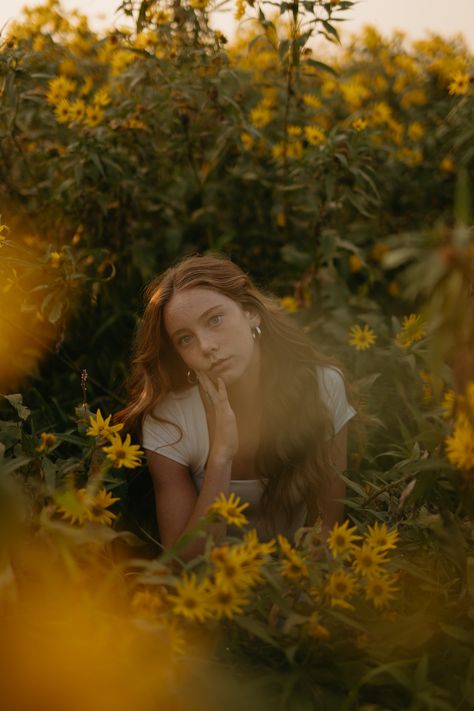 Old Fashioned Senior Pictures, Retro Photoshoot Outdoor, Autumn Portrait Photo Ideas, Wildflower Picture Poses, Dreamy Nature Photoshoot, Butterfly House Photoshoot, Flower Ladder Photoshoot, Grainy Film Photography, Nature Photo Ideas Instagram