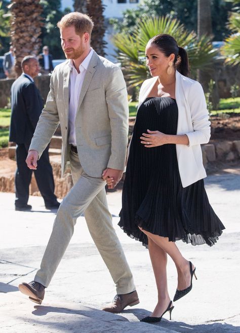 Every outfit Meghan Markle wore while pregnant with her first baby Meghan Markle Pregnant, Estilo Meghan Markle, Pregnant Fashion, Prince Harry Et Meghan, Prins Harry, Birth Photos, Meghan Markle Style, Principe Harry, Royal Babies