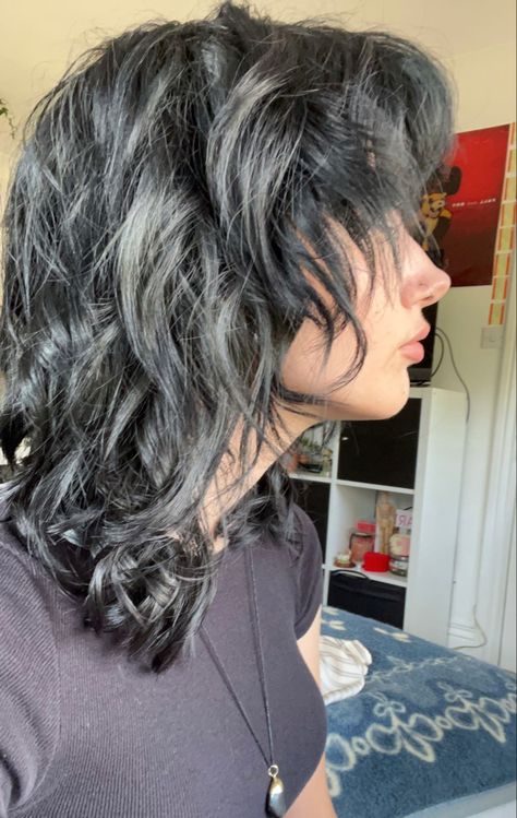 Jelly Fish Haircut Curly Hair, Shaggy Haircuts Medium Thick Hair, Permed Wolf Cut, Short Wavy Thick Hair Haircuts, Gender Fluid Hair Long, Messy Wolfcut, Short Wolf Cut Curly Hair, Queer Haircut, Hair Wolf Cut