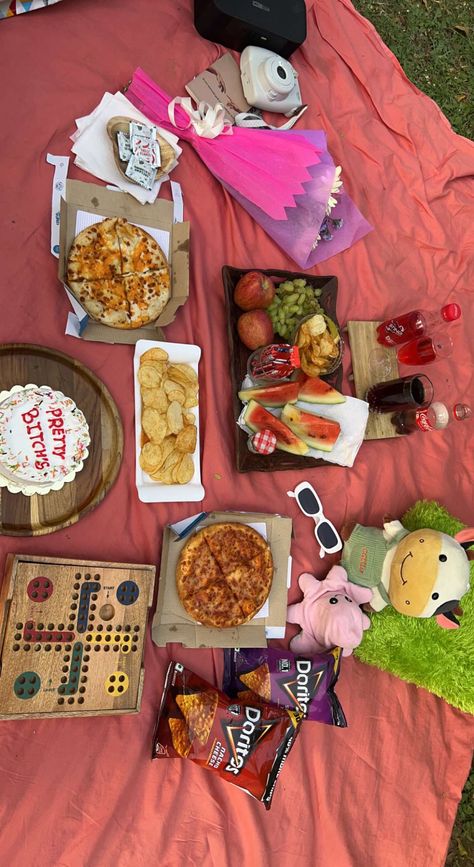 #aestheticpicnicdatewithprettygirls Friend Meet Up Ideas, Cousin Date Ideas, Simple Picnic Food Ideas For Two, Picnic Aesthetic Ideas, Do Good Quotes, Picnic Date Food, Picnic Pictures, Friend Dates, Outing Ideas