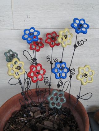 Flowers Made Out Of Screws, Faucet Flowers, Faucet Handle Flowers, Faucet Handles Repurposed, Metal Garden Art Diy, Diy Yard Art From Junk, Recycled Garden Art, Unique Garden Art, Lawn Art