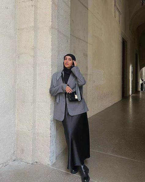 Outfit Jupe Satin, Elegant Hijab Outfit, Modest Girly Outfits, Outfit Modest, Estilo Hijab, Modest Casual Outfits, Hijabi Outfit, Hijab Fashionista, Classic Style Outfits