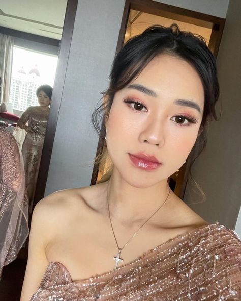 Makeup Inspo Natural Glam, Simple Makeup Looks For Graduation, Simple Makeup For Graduation, Hairdo Bridesmaid Simple, Make Up Natural Wisuda, Graduation Looks Makeup, Simple Glam Makeup Natural Looks, Graduation Make Up Look, Make Up Wisuda Korean Look