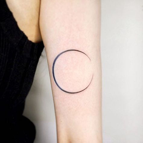 56 Dreamy Moon Tattoos With Meaning - Our Mindful Life Full Moon Minimalist Tattoo, Full Moon Line Tattoo, New Moon Tattoo Ideas, Rising Moon Tattoo, Minimalist Circle Tattoo, New Moon Tattoo Design, Wanning Crescent Moon Tattoo, Dainty Moon Tattoos, Simple Full Moon Tattoo