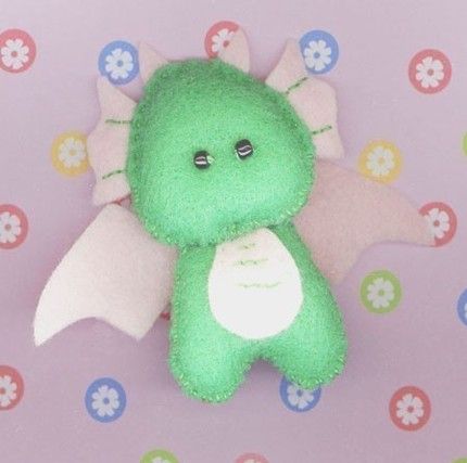 Free Felt Animal Patterns | Soooo cute!!! I found this adorable baby dragon plush on Etsy! He is ... Felt Dragon Pattern Free, Stuffed Dragon Pattern Sewing, Felt Fantasy Creatures, Felt Dragon Simple, Green Dragon Plush, Felt Dragon, Kit Bebe, Felt Animal Patterns, Dragon Toys