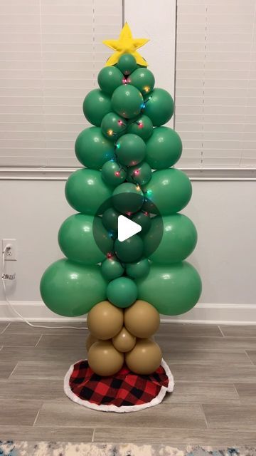 Carolyn Watkins on Instagram: "Time to embrace the Christmas season!! Cute Christmas tree to get in the spirit🎄 

#christmasdecor #christmas #navidad #arboldenavidad #balloondecor #partydecor #decoracionconglobos #temporadanavideña #ideasdecoracion" Christmas Decorations With Balloons, Balloon Tree Christmas, Christmas Balloons Ideas, Balloon Christmas Tree Tutorial, Christmas Tree Balloons, Balloon Christmas Tree, How To Make Trees, Flat Christmas Tree, Balloon Tree