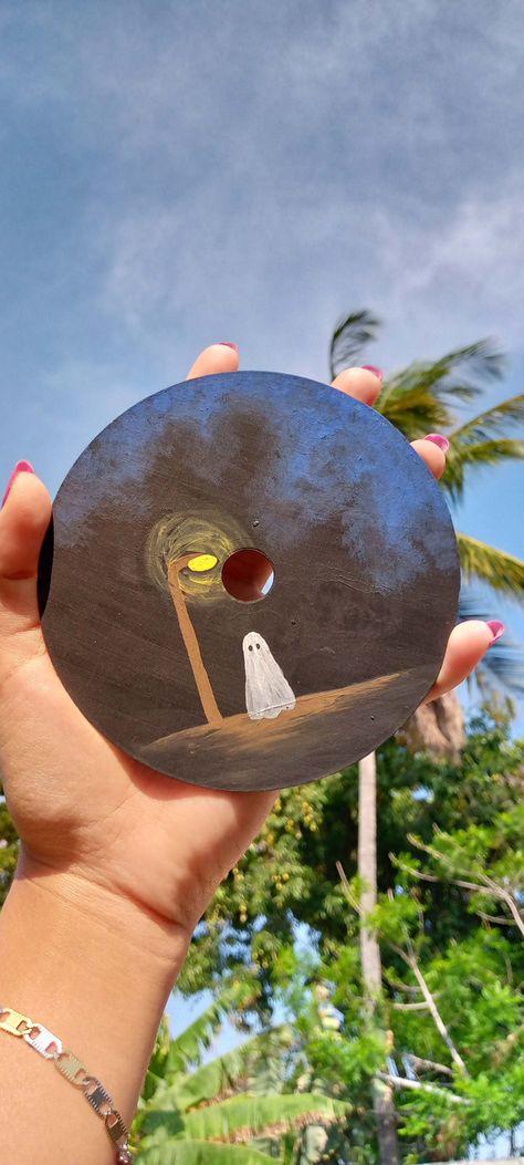 Fantasma Painting On Cds Aesthetic, Cd Design Ideas Cd Art, Cute Cd Painting Ideas, Painted Cd Ideas, Cd Painting Aesthetic Vintage, Painted Cds Aesthetic, Painting On Records, Painting On Cds, Record Art Ideas