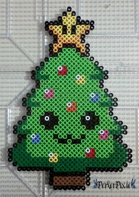 Christmas Tree Hama Beads, Christmas Tree Perler Beads, Perler Beads Ideas Christmas, Christmas Perler Bead Ideas, Hama Christmas Pattern, Christmas Hama Beads Pattern, Christmas Bead Crafts, Perler Bead Patterns Christmas, Kawaii Perler Beads