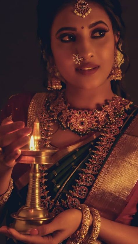 Bridal Saree Poses Photoshoot Ideas, Indian Asthetics, Diwali Poses, Diwali Makeup, Diwali Shoot, Diwali Theme, Kerala Girl, Evening Pics, Saree Shoot