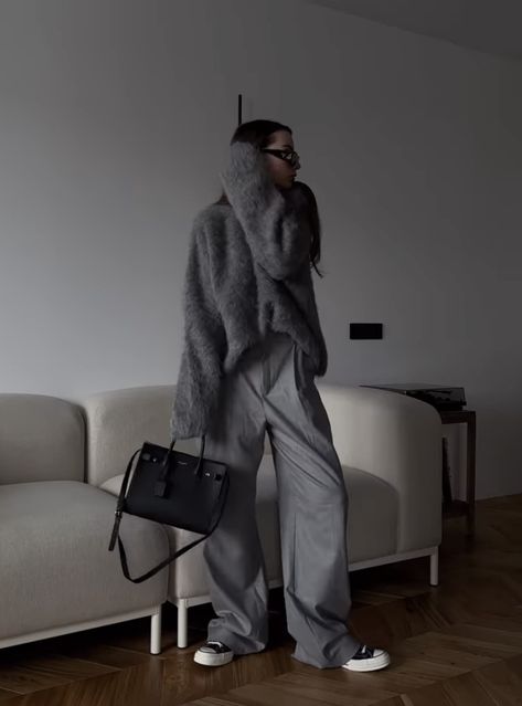 Baggy Grey Trousers Outfit, Grey Pants Street Style, Grey Tailored Pants Outfit, Gray Trousers Outfit, Grey Jumper Outfit, Tailored Pants Outfit, Grey Outfits, Grey Pants Outfit, Grey Tracksuit