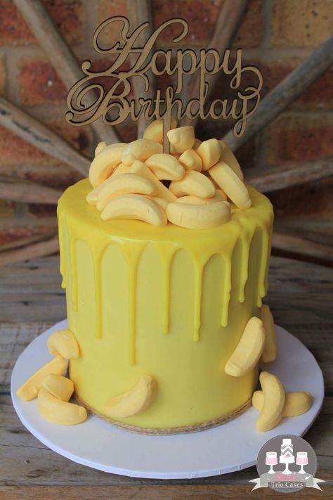 Cake With Banana Design, Banana Birthday Cake Decoration, Banana Themed Birthday Cake, Banana Themed Cake, Banana Cake Decoration Ideas, Banana Decorated Cake, Banana Theme Party, Banana Shaped Cake, Banana Theme Cake