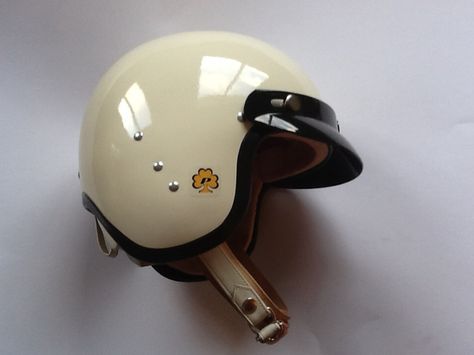 Helm Bogo Aesthetic, Aesthetic Helmet, Retro Bike Helmet, Cute Bike Helmet, Vintage Motorcycle Helmets, Helmet Aesthetic, Moped Helmet, Cute Helmet, Vespa Helmet