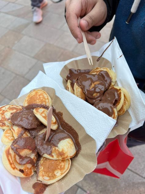 Left - dutch pancakes with nutella And cinnamon. Right - dutch pancakes with nutella. Mini Pancakes With Nutella, Pancake Nutella, Pancake Tacos, Mini Dutch Pancakes, Nutella Pancakes, Homemade Bakery, Dutch Pancakes, Baby Pancakes, Mini Pancakes