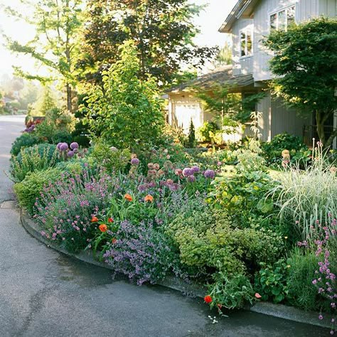 Street-side planting makes this yard feel larger. More landscape and gardening tips: http://www.bhg.com/gardening/landscaping-projects/landscape-basics/sidewalk-garden-front-yard/#page=6 Landscape For Colonial Style Home, Mailbox Garden, Small Ideas, Small Front Yard, Front Yard Ideas, Garden Wallpaper, Front Landscaping, Side Garden, Front Yards