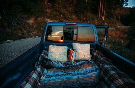 Date night in the bed of the truck. Star gazing and hot chocolate Tumblr, Kids Truck Bed, Funny Dreams, Truck Bed Date, Camping Date, Romantic Bucket List, Dating Funny, Truck Bed Camping, Pickup Trucks Bed