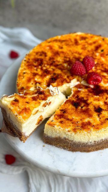 Creme Brulee Cheesecake Recipe, Brulee Cheesecake, Creme Brulee Cheesecake, Creme Brulee Recipe, Brulee Recipe, Best Cheesecake, Caramelized Sugar, Cheesecake Filling, French Dessert