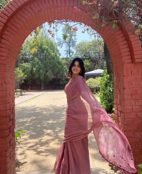 Poses For Desi Outfits, Saree Poses For Women, Aesthetic Poses In Saree, Saree Aesthetic Poses, Poses In Saree For Photoshoot, Indian Saree Aesthetic, Saree Aesthetic Photoshoot, Indian Outfits Aesthetic, Aesthetic Saree Look