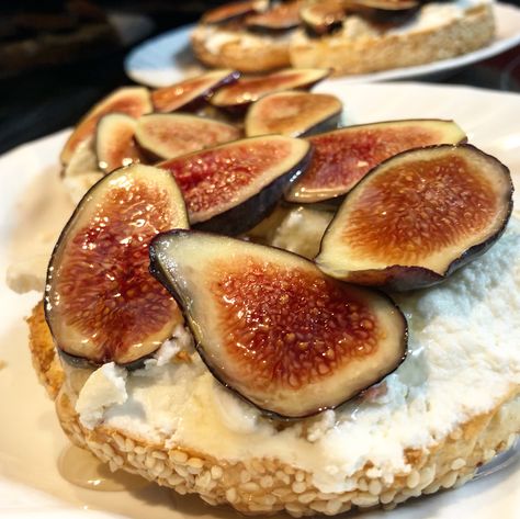 Toasted #montreal #sesame #bagels (of course, only from St. Viateur) slathered with a good helping of #fresh #ricottacheese, sliced #figs, and drizzled with #organic #honey. What a great combination! Fig Toast Aesthetic, Kiwi Breakfast, Bagel Sandwiches, Sesame Bagel, Sourdough Bagels, Breakfast Bagel, Bagel Sandwich, Organic Honey, Breakfast Foods