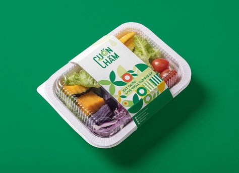 A healthy outside always starts from the inside. Check out some of the most exciting healthy food packaging designs we have curated for you to benchmark! Salad Packaging Ideas, Lunch Box Packaging Design, Healthy Branding Design, Vegetable Packaging Design, Salad Packaging Design, Food To Go Packaging, Fresh Fruit Packaging, Food Box Packaging Design, Salad Branding