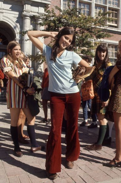 1970 School Outfits Highschool, High School Fashion, Feelin Groovy, American Eagle Outfits, Fashion 70s, Estilo Hippie, Estilo Boho Chic, Look Retro, Magazine Fashion