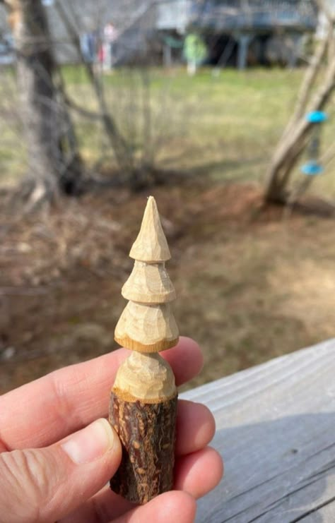 Stick Whittling Ideas, Stick Carving Ideas Easy, Widdle Wood Ideas Easy, Wittling Beginner, Widdling Wood Ideas Easy, Beginner Whittling Projects, Christmas Whittling, Wood Carving Easy, Simple Whittling