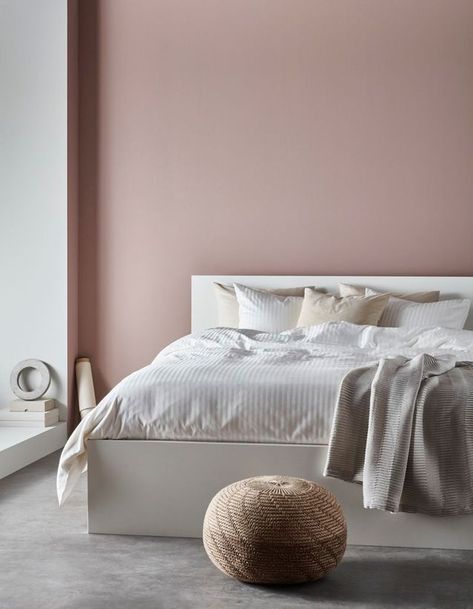 Accueillir le rose poudré dans la chambre Pink Bedroom, Pink Walls, Bedroom Colors, Elle Decor, Room Colors, Home Decor Bedroom, Modern Bedroom, Home Interior, Bedroom Interior