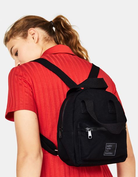 Bolsos de mujer - Otoño Invierno 2018 | Bershka Girl Backpacks School, Canvas Backpack, North Face Backpack, Girl Backpacks, Designer Backpacks, Sling Backpack, Official Store, Online Fashion, New Collection