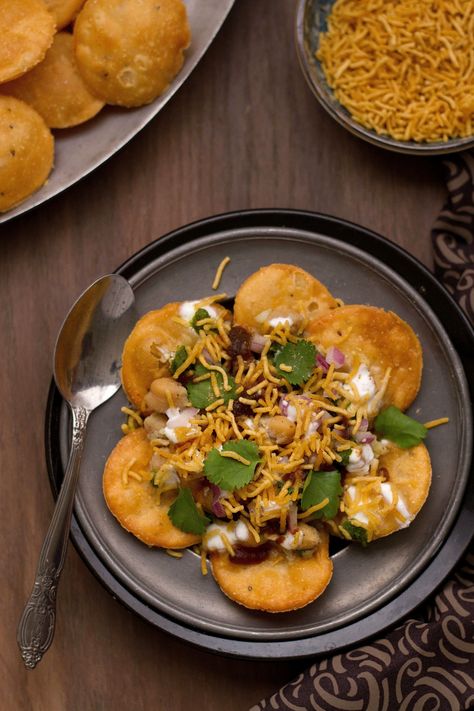 Papri Chaat Chaat Photography, Papri Chaat Recipe, Delicious Starters, Papri Chaat, Desi Khana, Indian Recipes Authentic, Indian Foods, Vegetarian Foods, Chaat Recipe